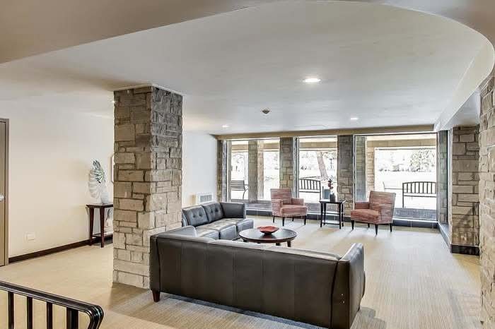 2500 Windsor Mall #2D, Park Ridge, IL 60068