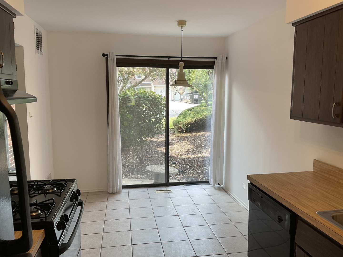 1129 Rhodes Court, Wheaton, IL 60189