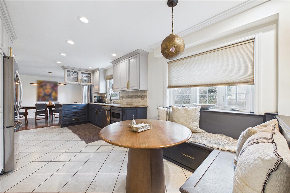 Libertyville, IL 60048