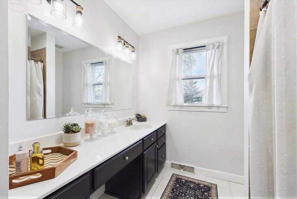 Libertyville, IL 60048