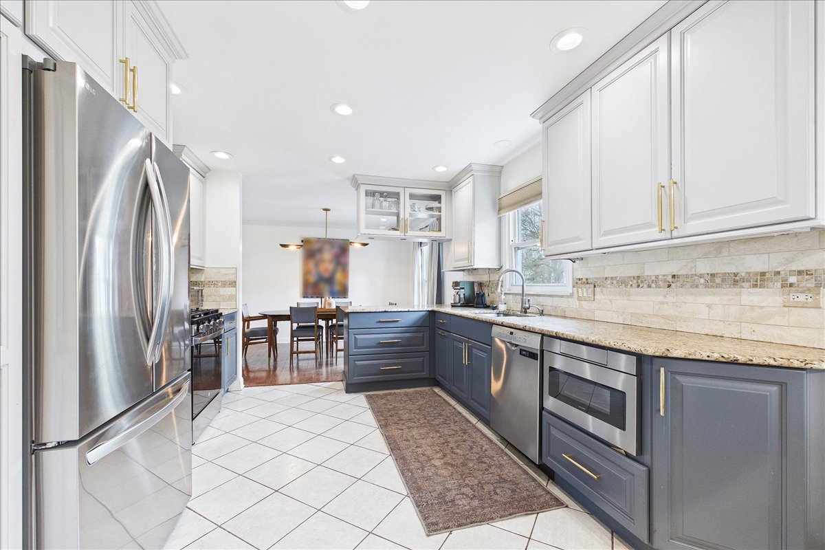 Libertyville, IL 60048