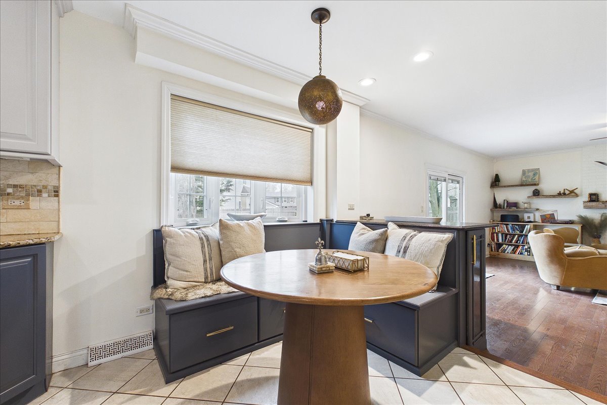 Libertyville, IL 60048