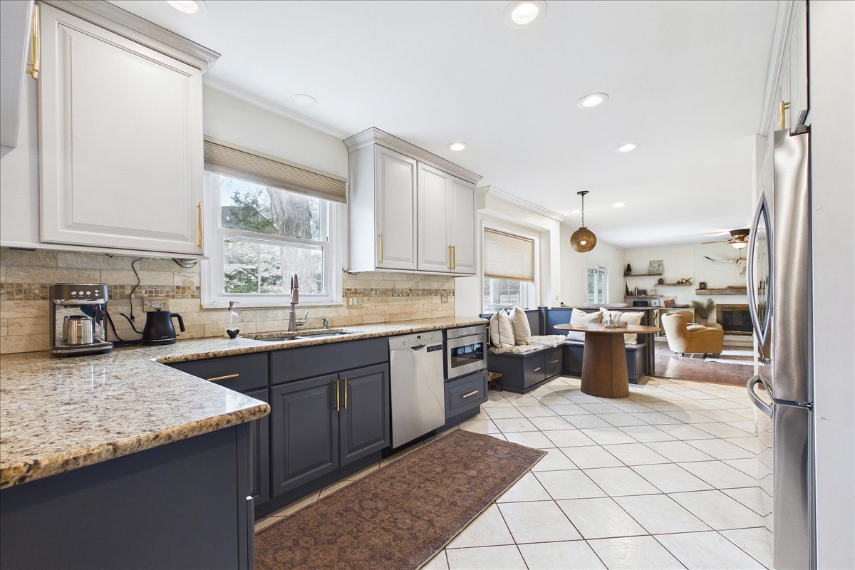 Libertyville, IL 60048