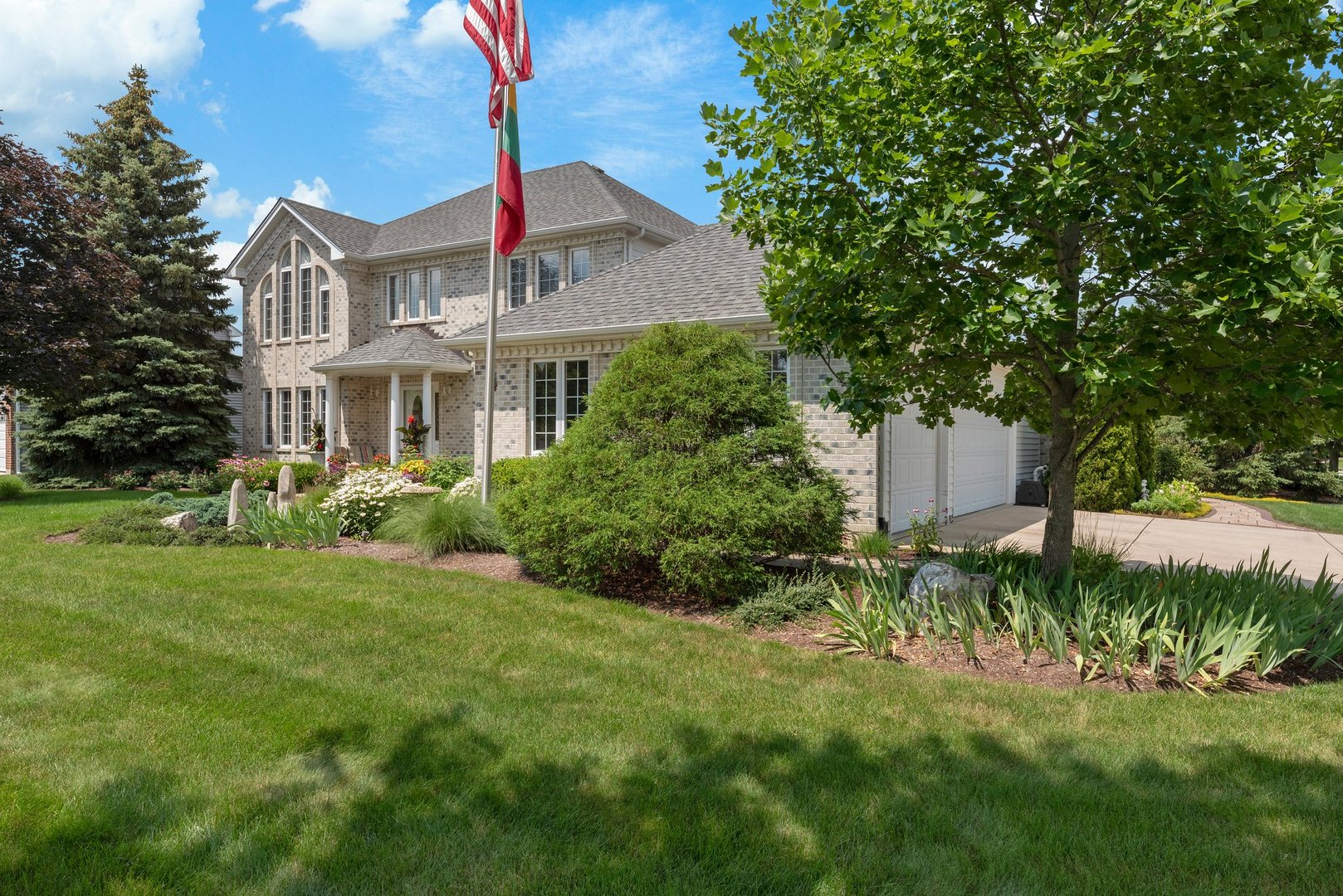 877 Elm Street, Sugar Grove, IL 60554