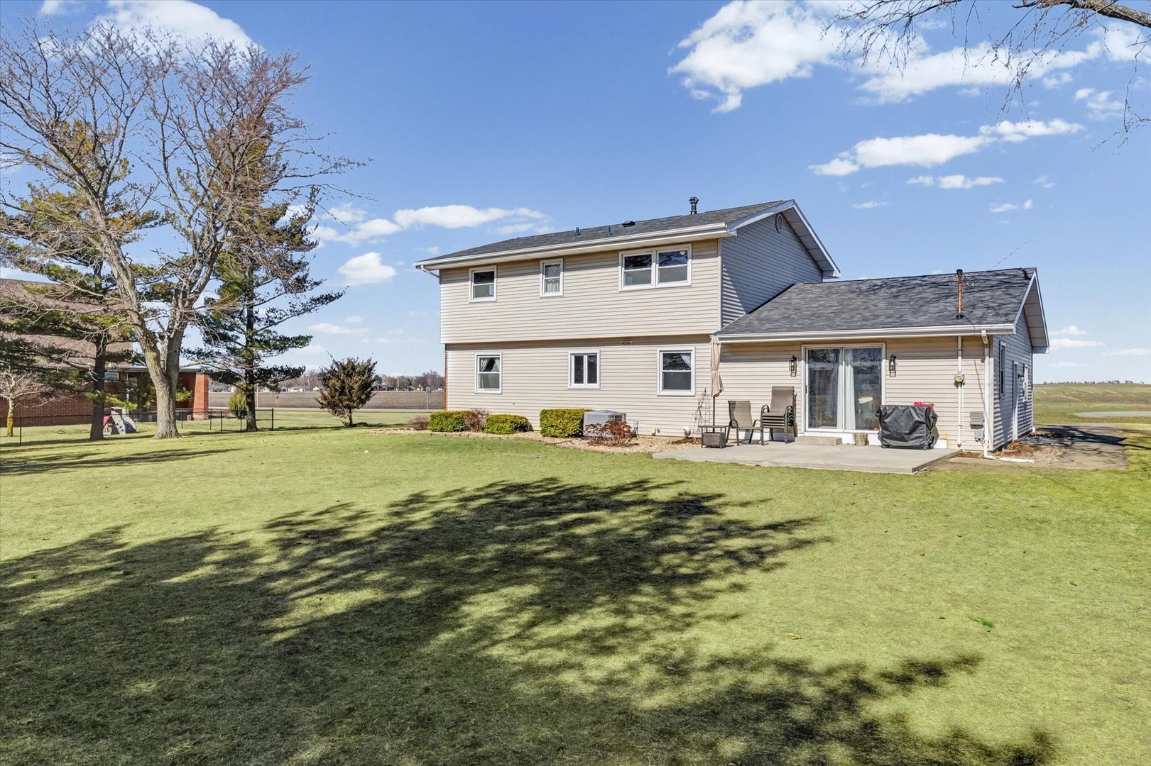 913 E 1st Street, Gibson City, IL 60936