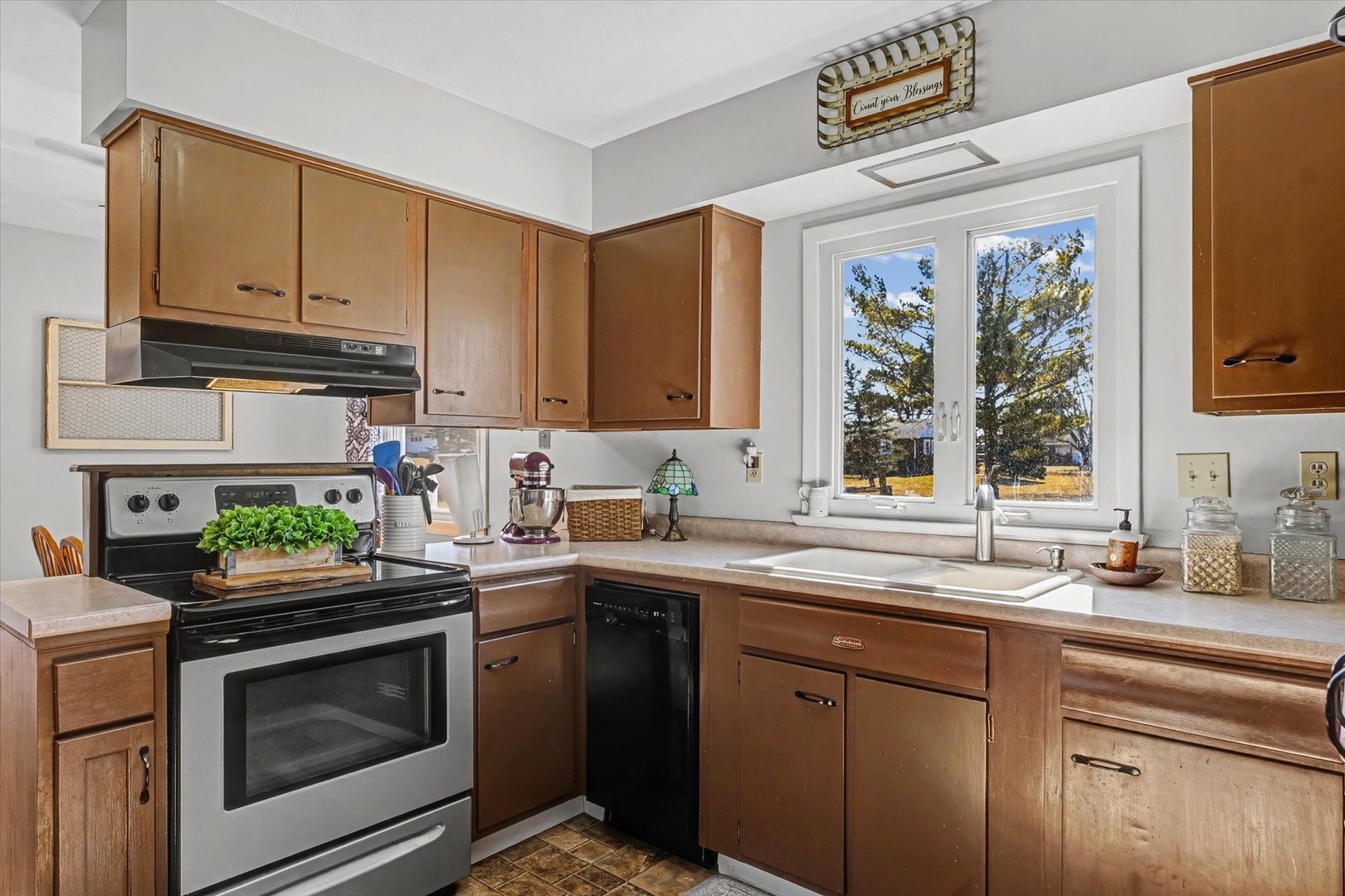 913 E 1st Street, Gibson City, IL 60936