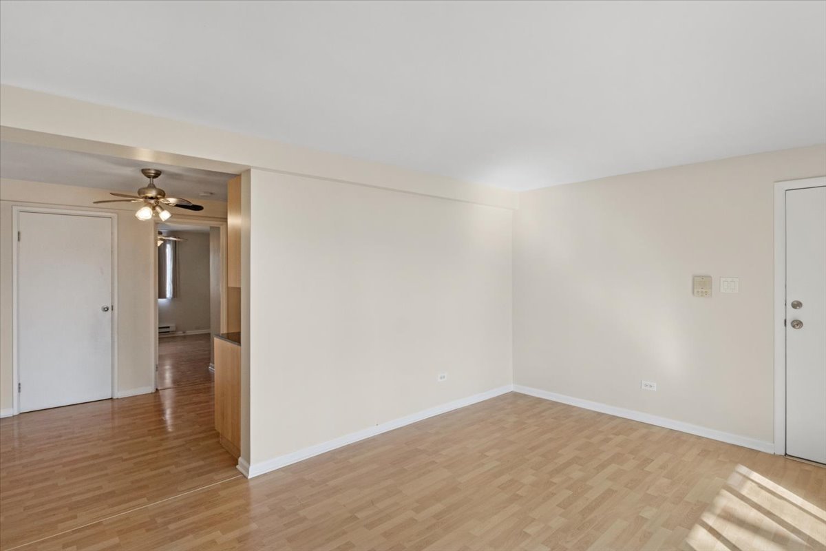 410 Crescent Boulevard #2B, Lombard, IL 60148