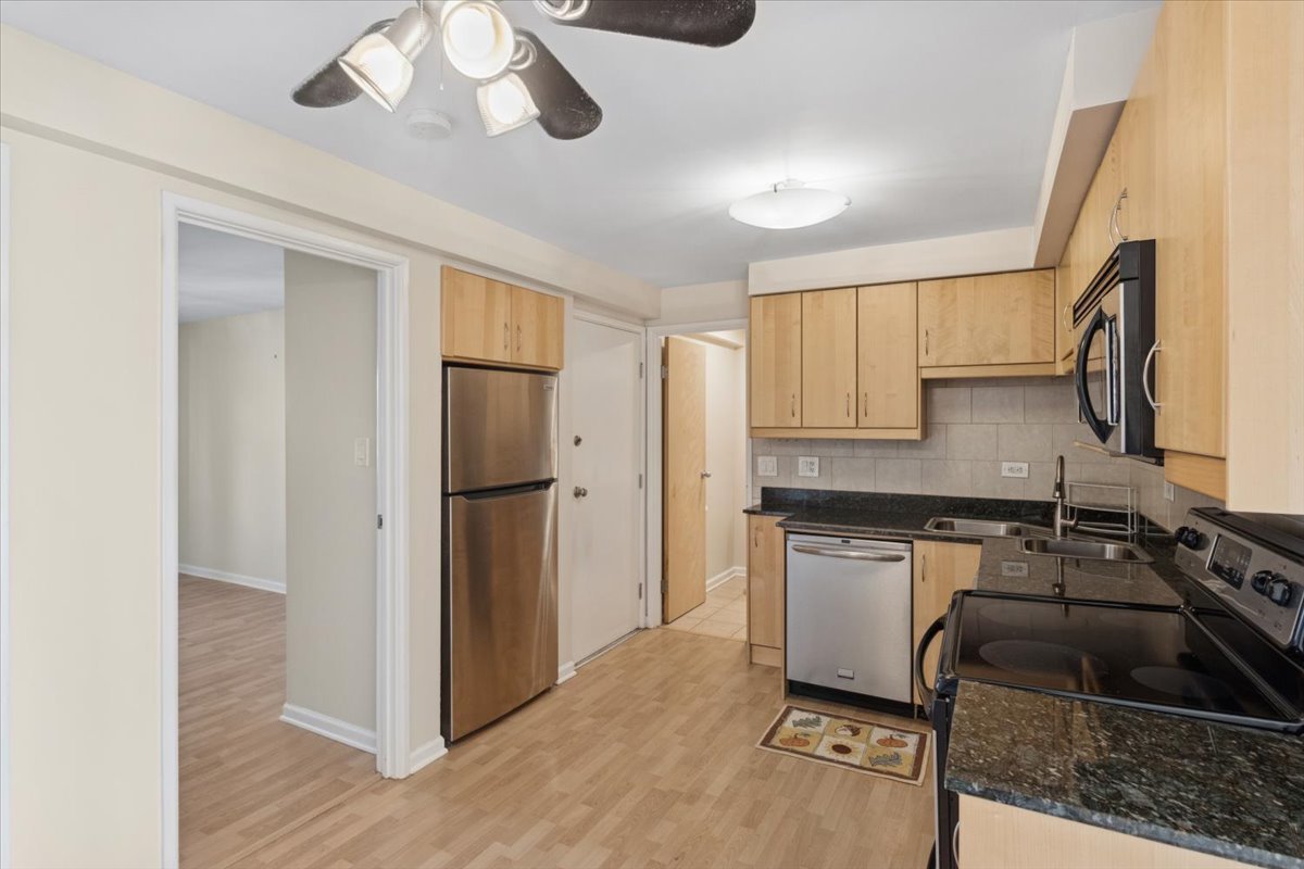 410 Crescent Boulevard #2B, Lombard, IL 60148