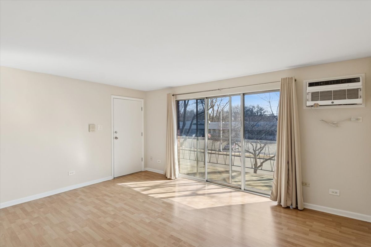 410 Crescent Boulevard #2B, Lombard, IL 60148