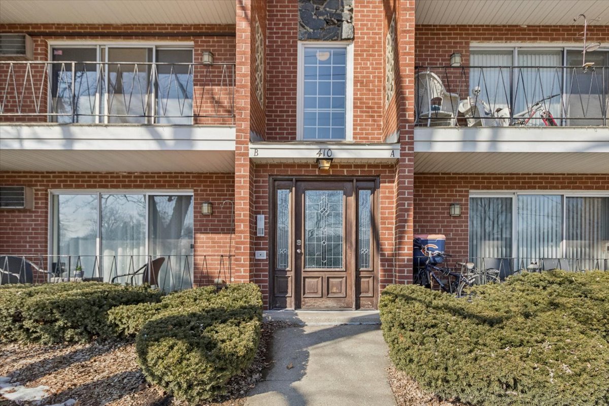 410 Crescent Boulevard #2B, Lombard, IL 60148