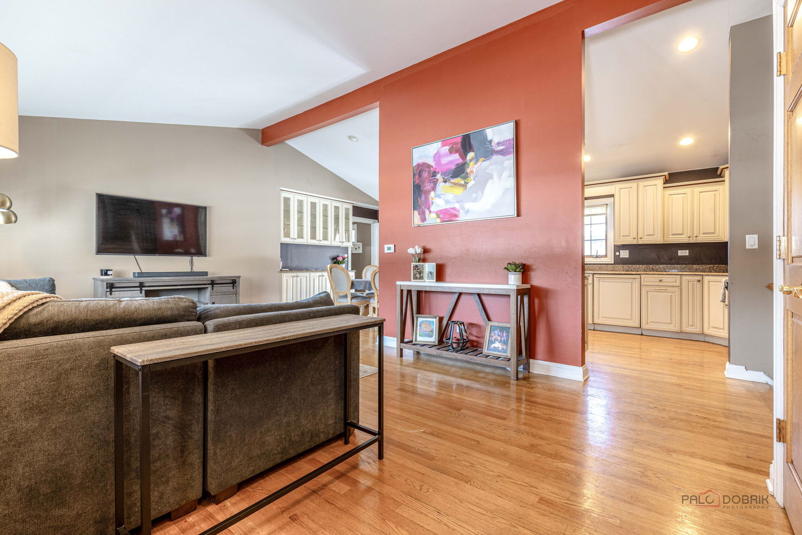 705 S Dymond Road, Libertyville, IL 60048