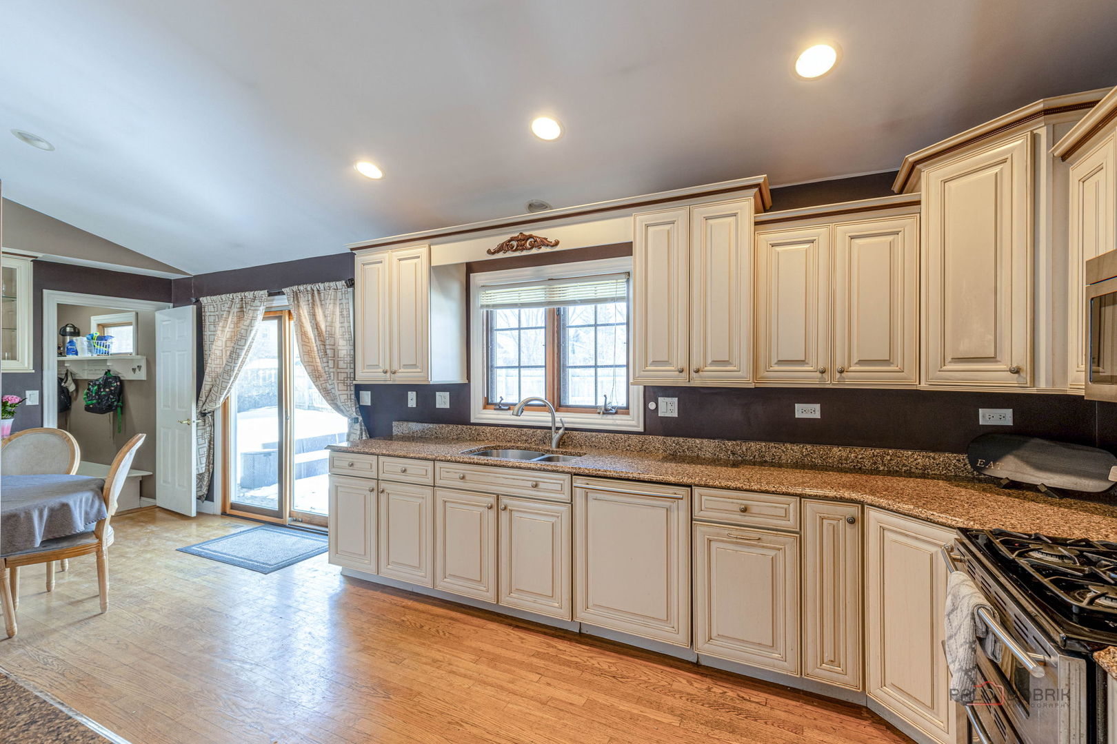 705 S Dymond Road, Libertyville, IL 60048