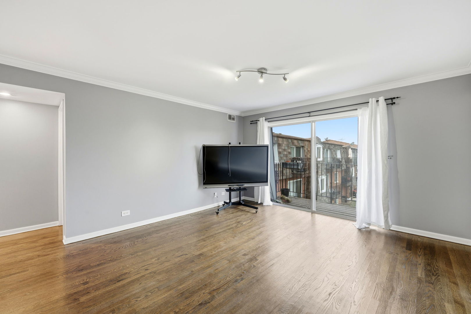 9350 Bay Colony Drive #3W, Des Plaines, IL 60016