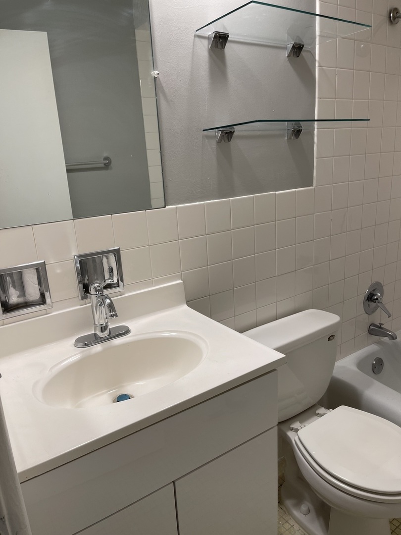 510 W Fullerton Parkway #204, Chicago, IL 60614