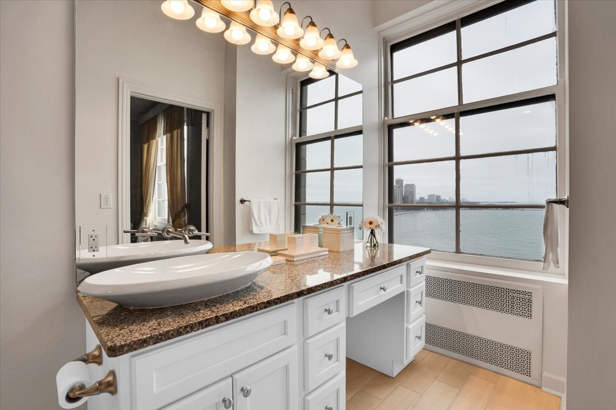 229 E Lake Shore Drive #10E, Chicago, IL 60611