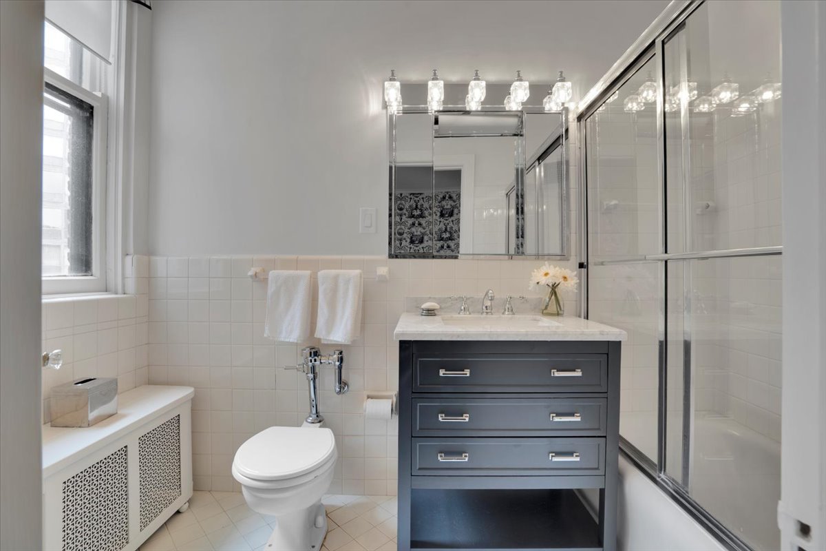 229 E Lake Shore Drive #10E, Chicago, IL 60611