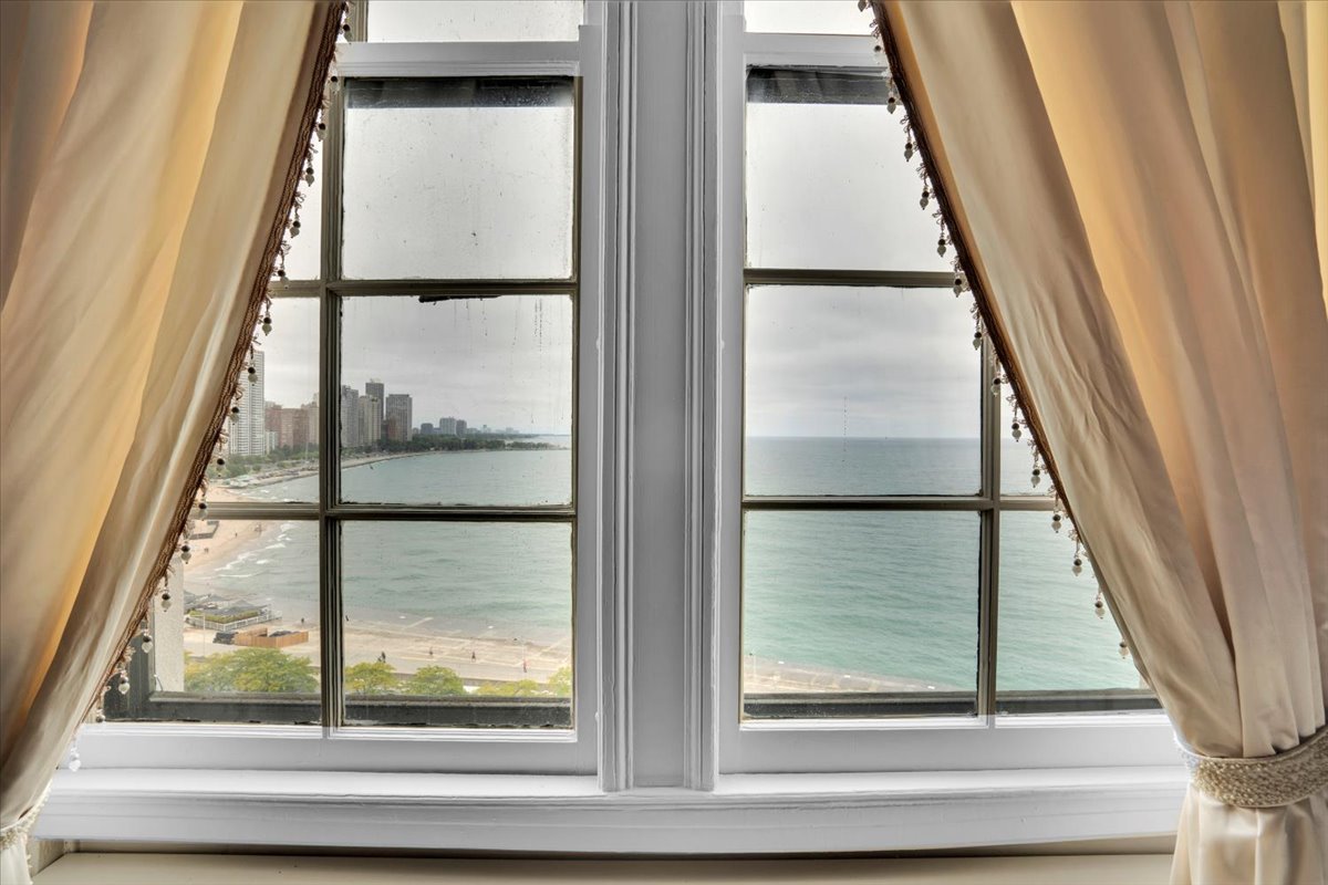 229 E Lake Shore Drive #10E, Chicago, IL 60611