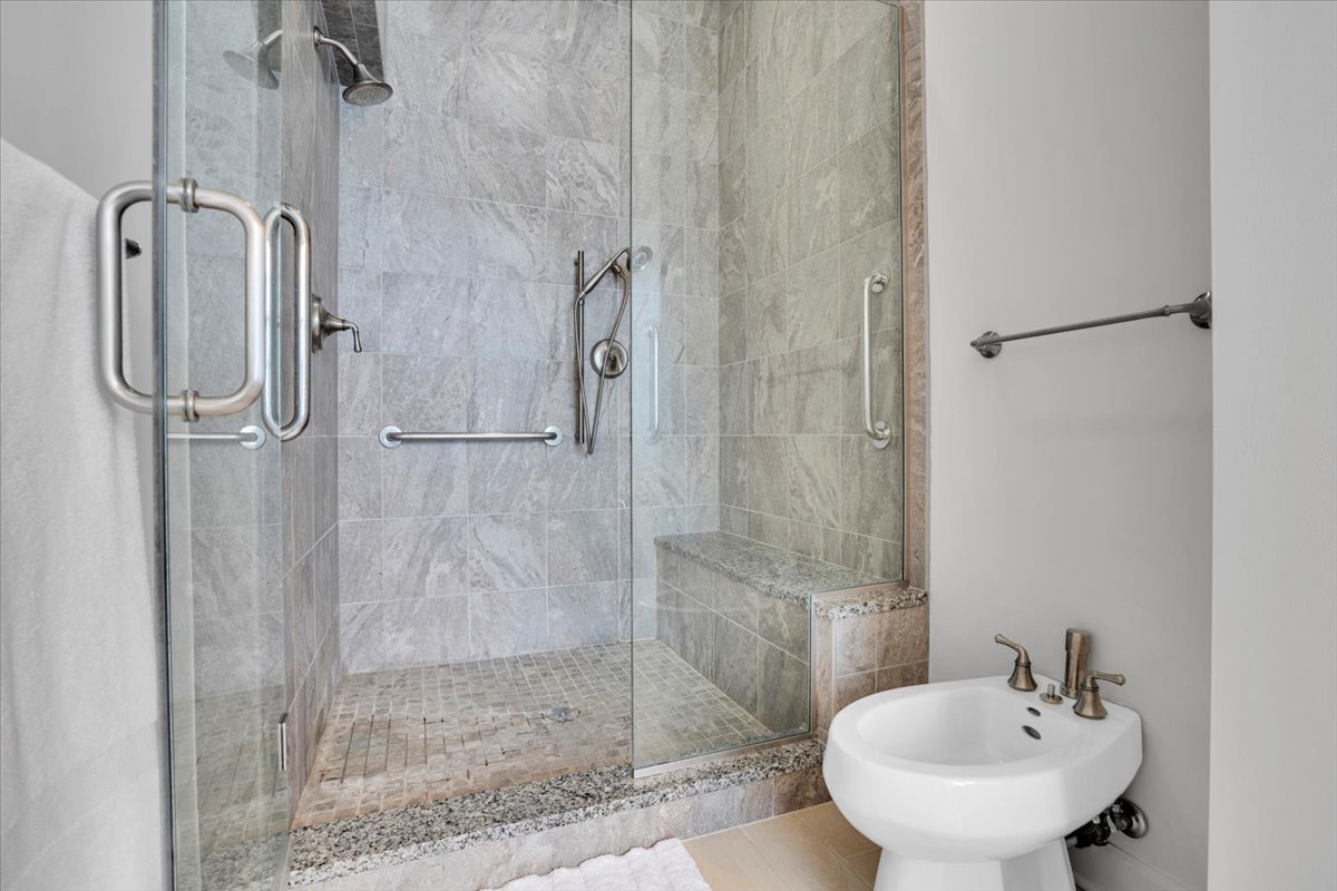 229 E Lake Shore Drive #10E, Chicago, IL 60611