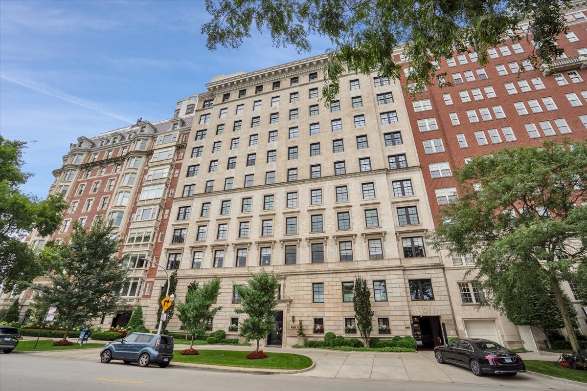 229 E Lake Shore Drive #10E, Chicago, IL 60611