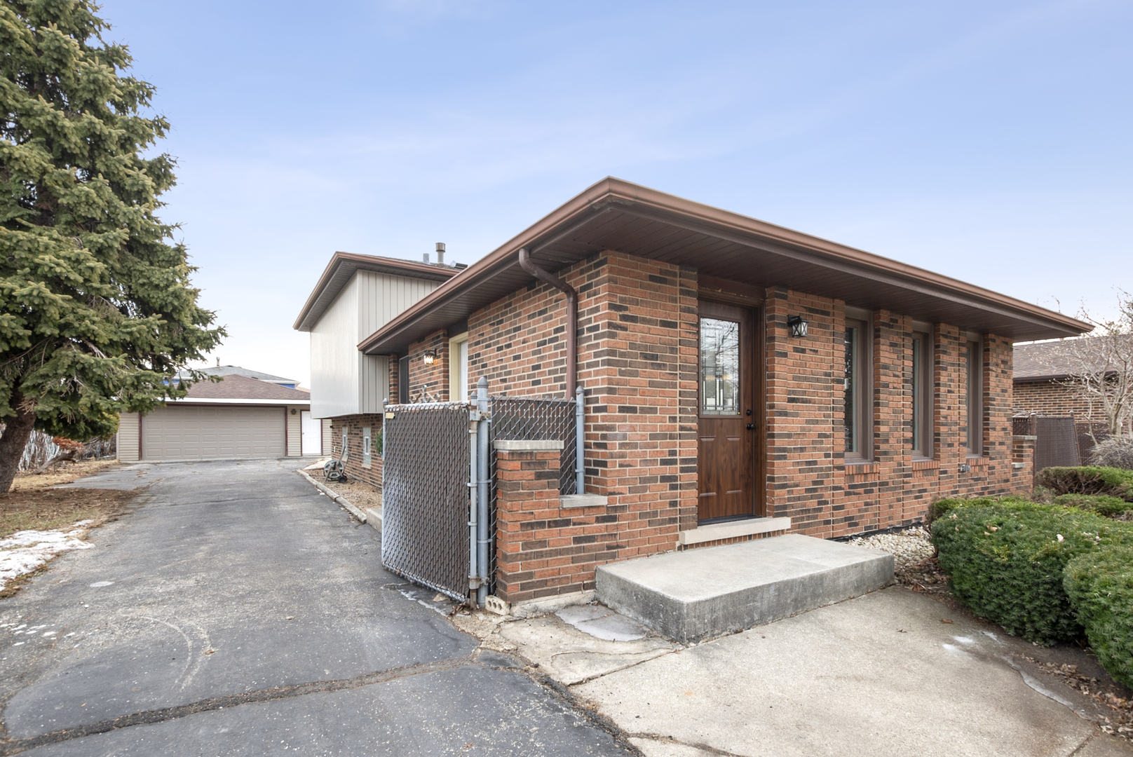 9237 S 77th Avenue, Hickory Hills, IL 60457