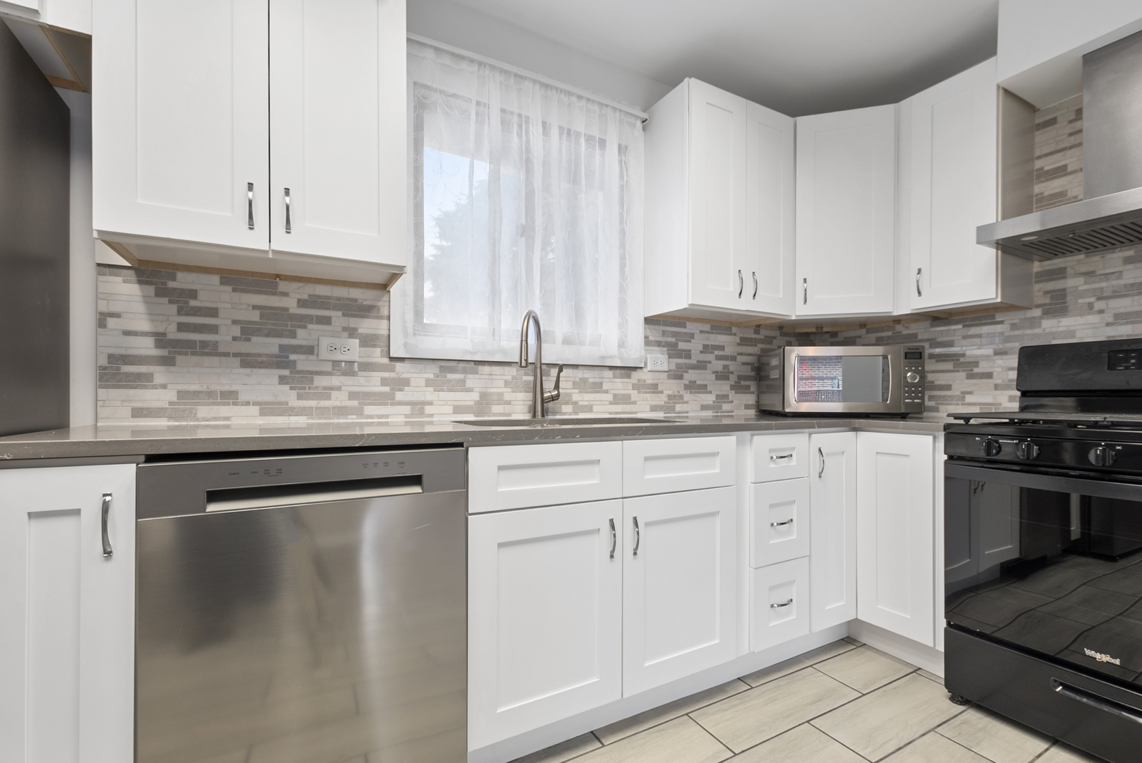 9237 S 77th Avenue, Hickory Hills, IL 60457