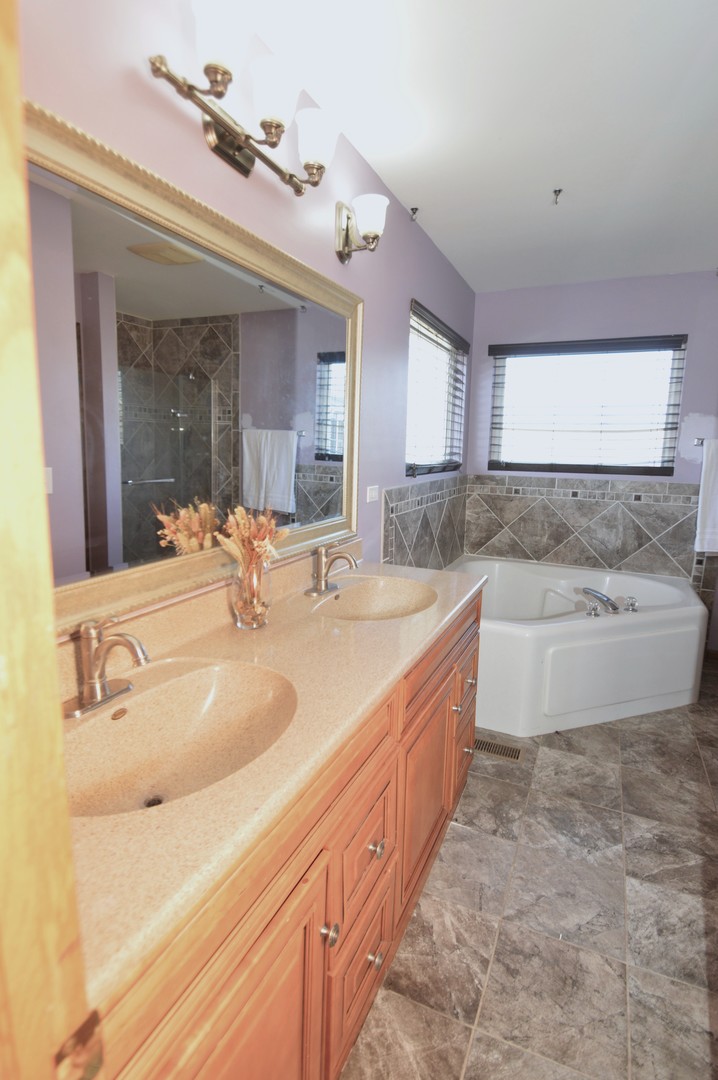 2004 Kingsbury Estates Drive, Plainfield, IL 60586