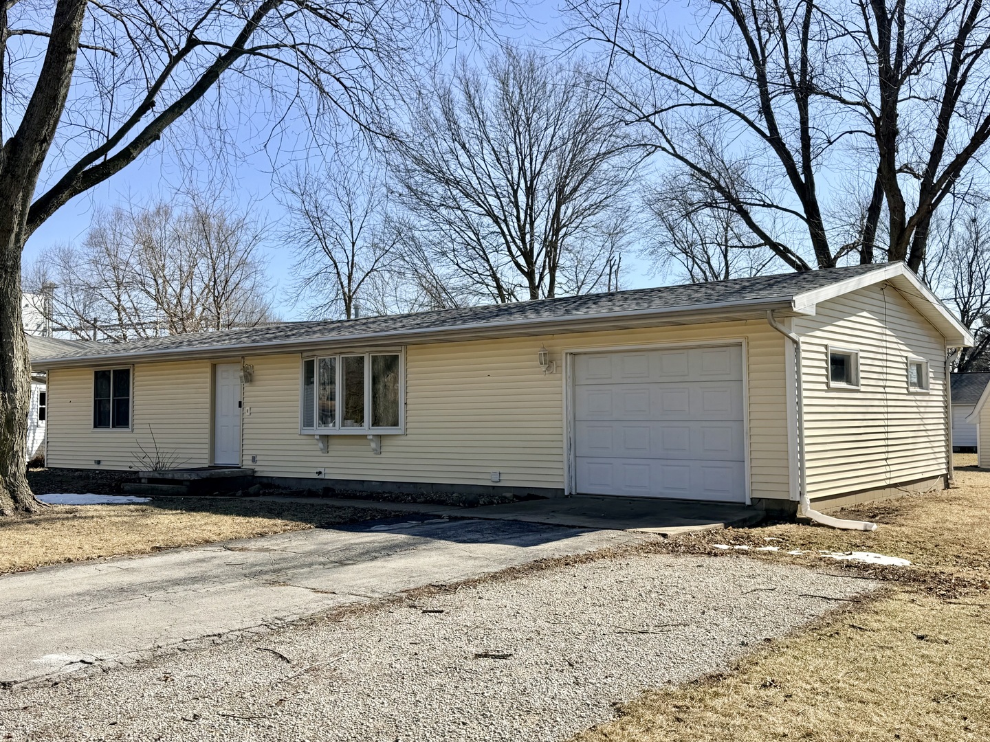 302 W Oak Street, Heyworth, IL 61745