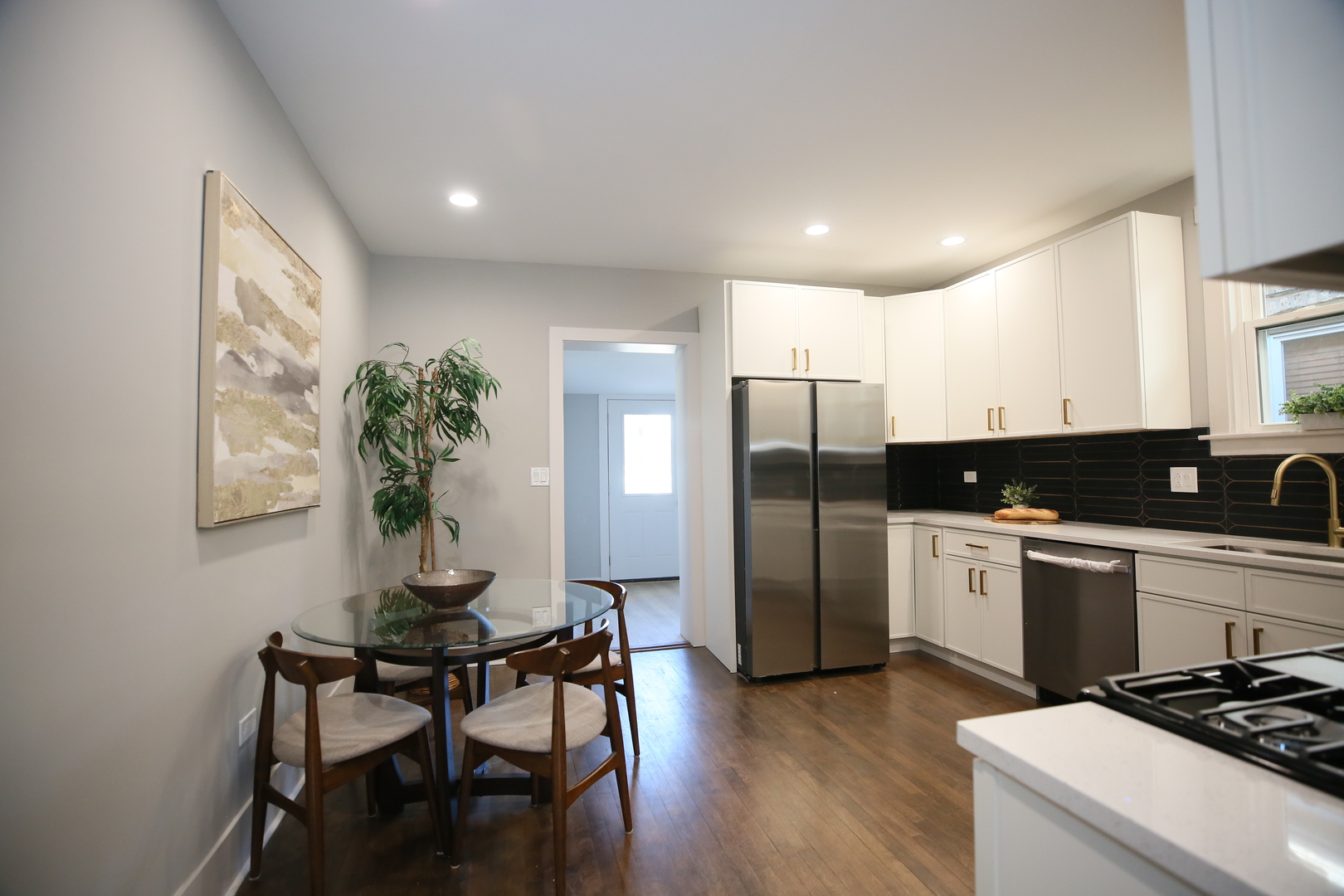 5536 W Melrose Street, Chicago, IL 60641