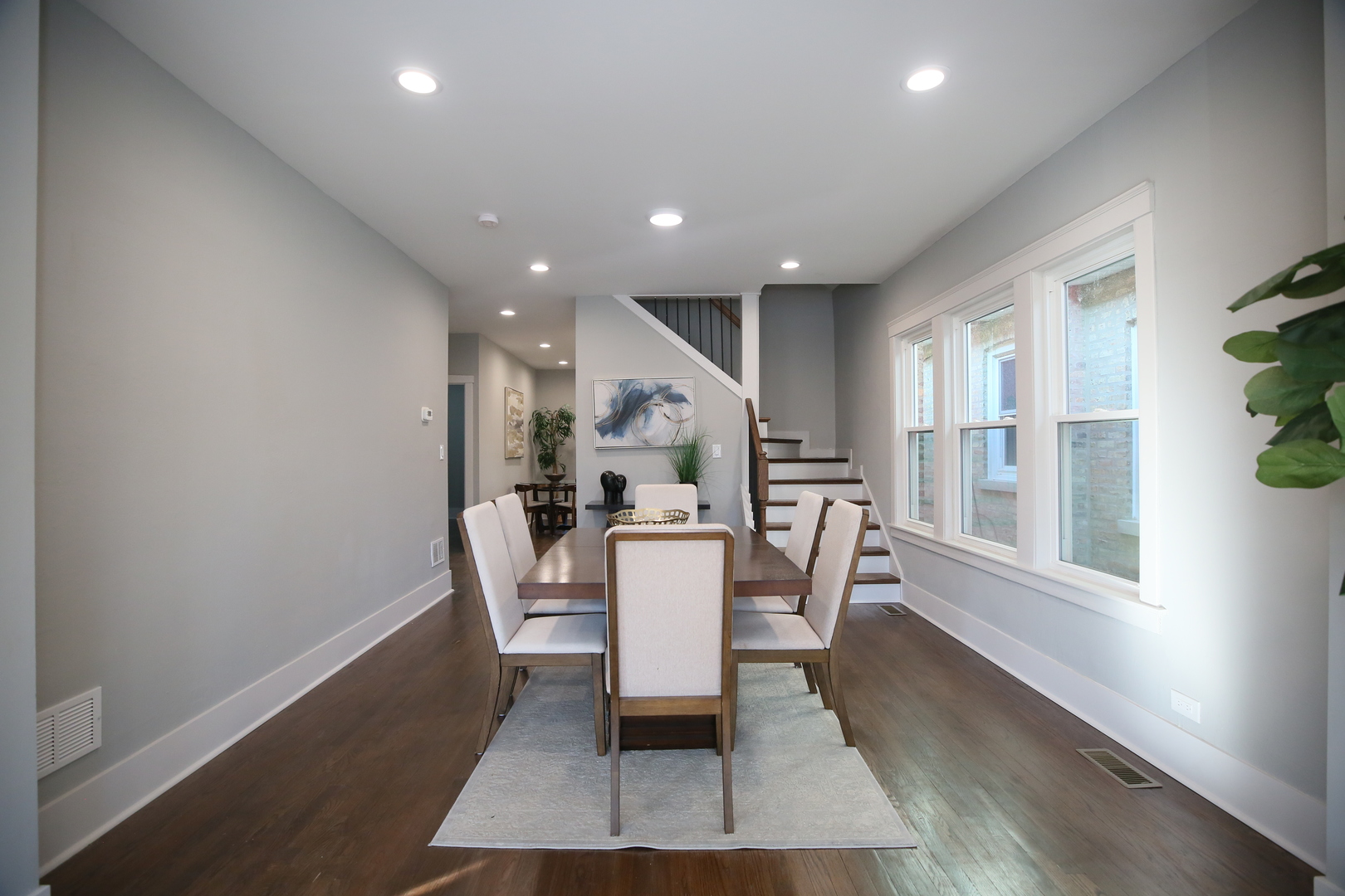 5536 W Melrose Street, Chicago, IL 60641