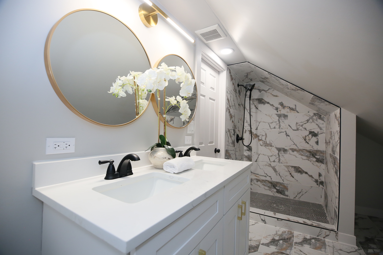 5536 W Melrose Street, Chicago, IL 60641