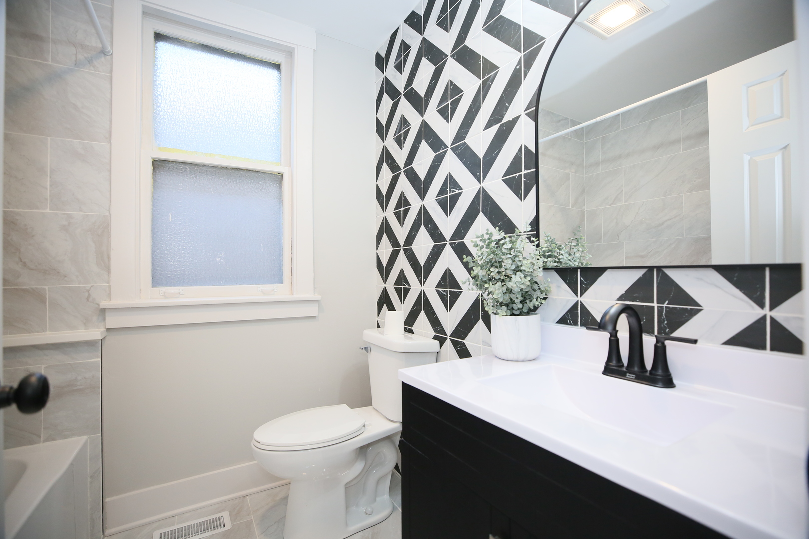 5536 W Melrose Street, Chicago, IL 60641