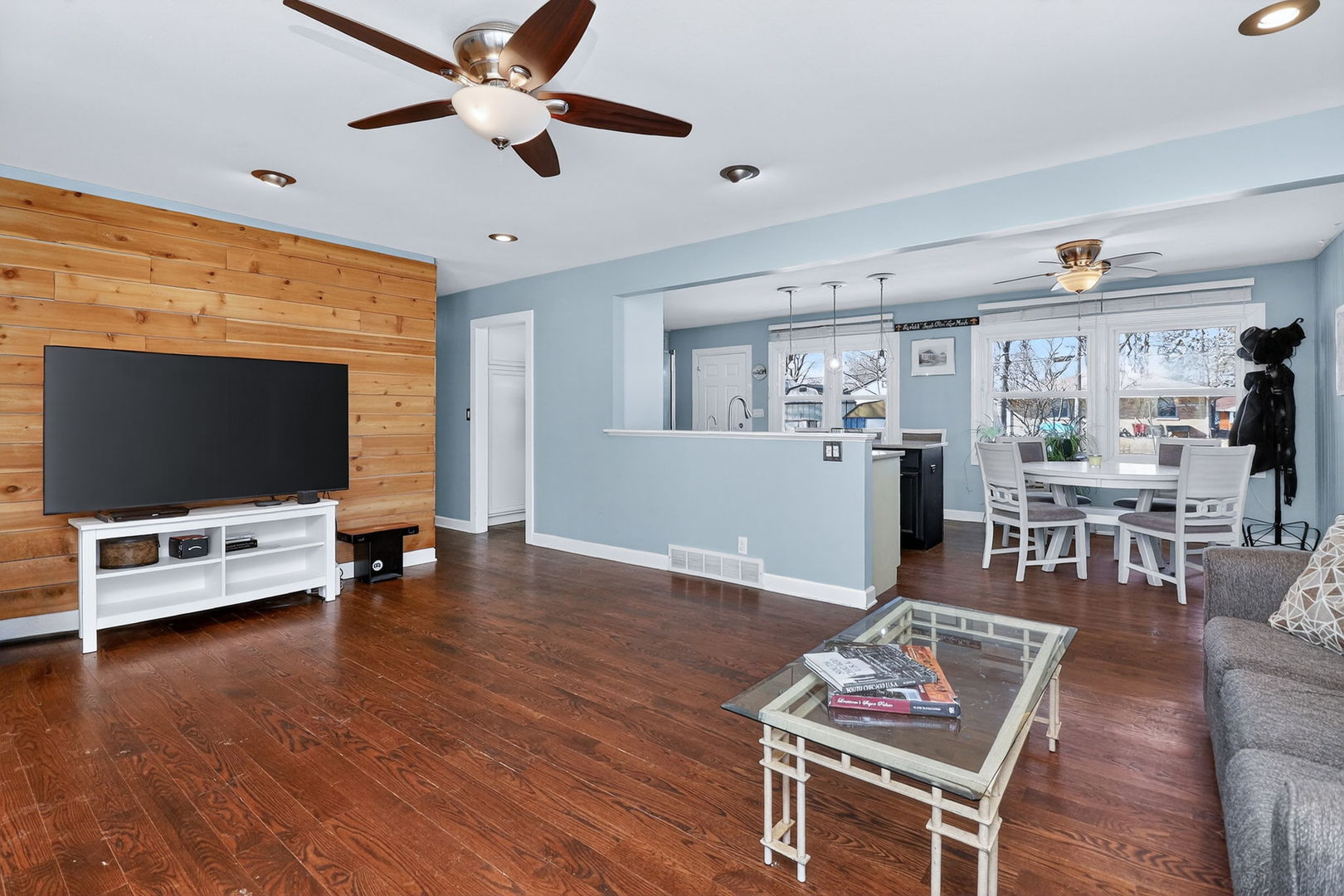 212 Hill Avenue, North Aurora, IL 60542