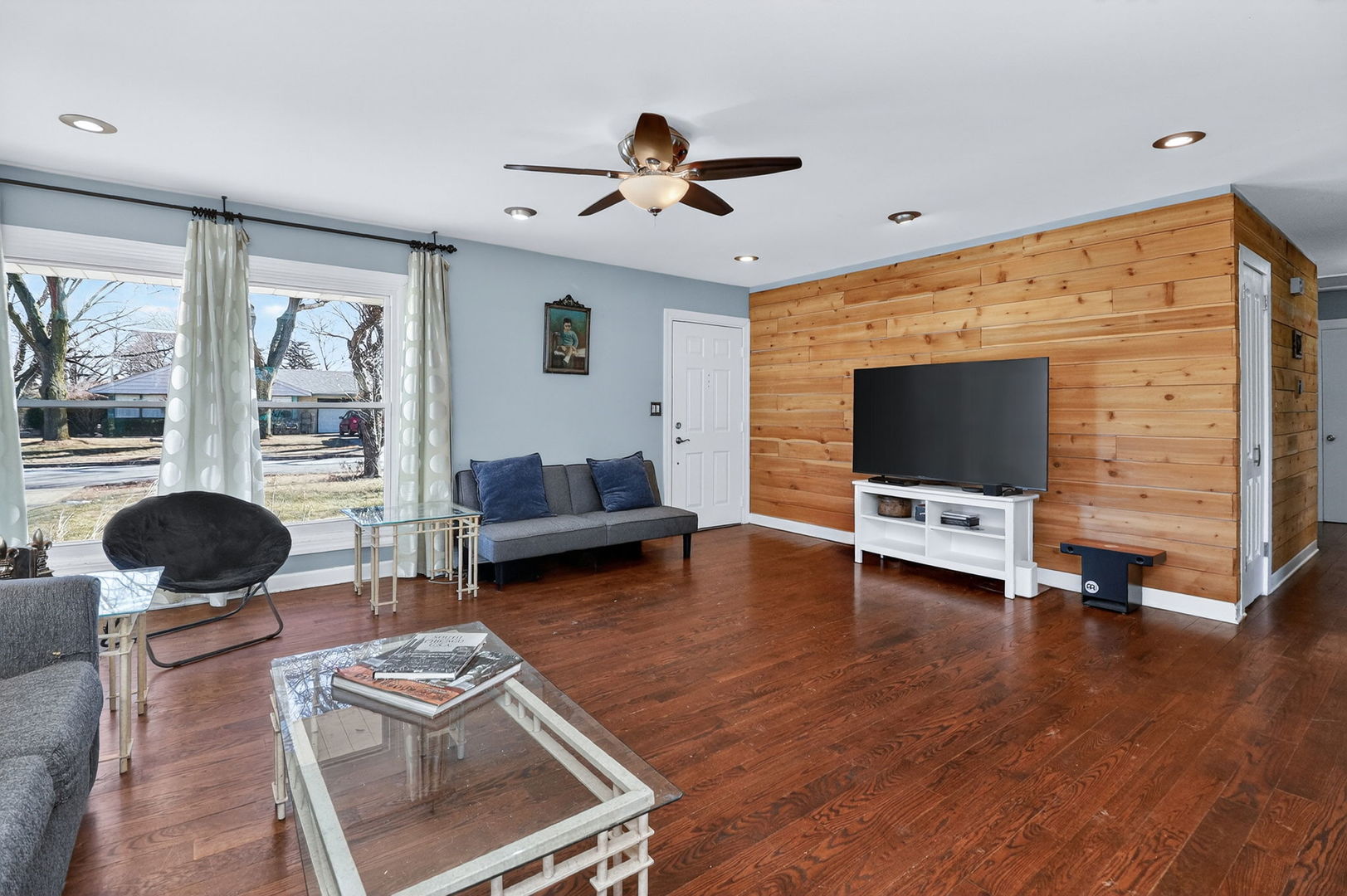 212 Hill Avenue, North Aurora, IL 60542