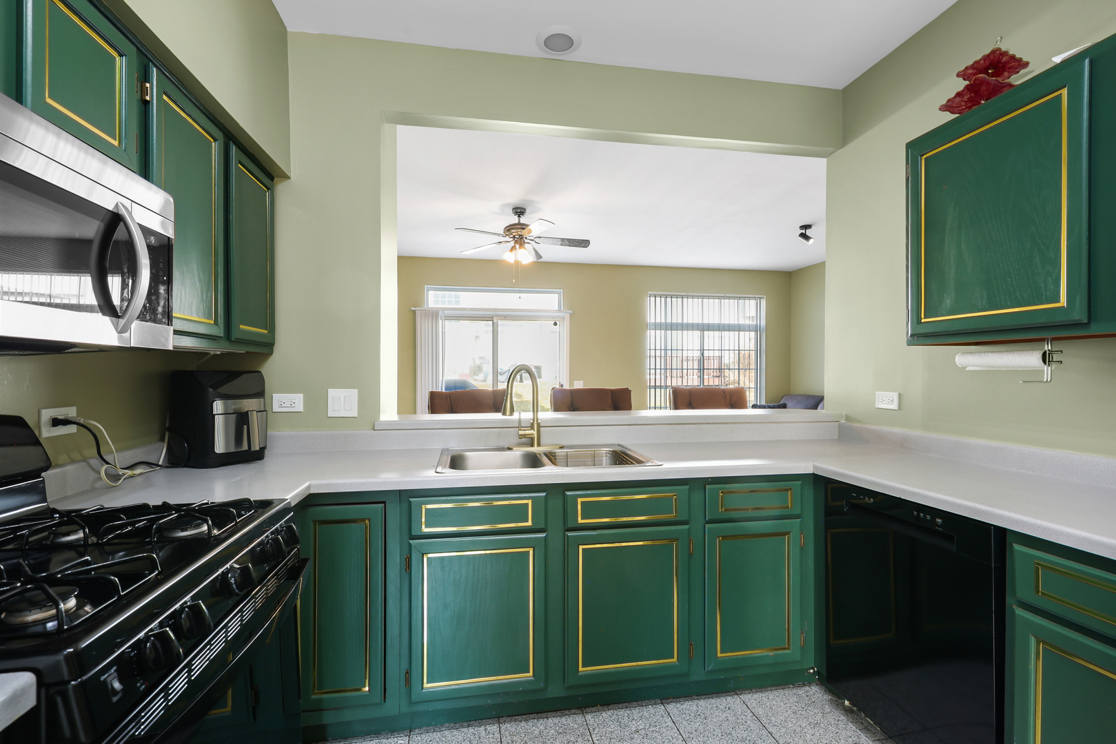 935 Viewpoint Drive, Lake In The Hills, IL 60156