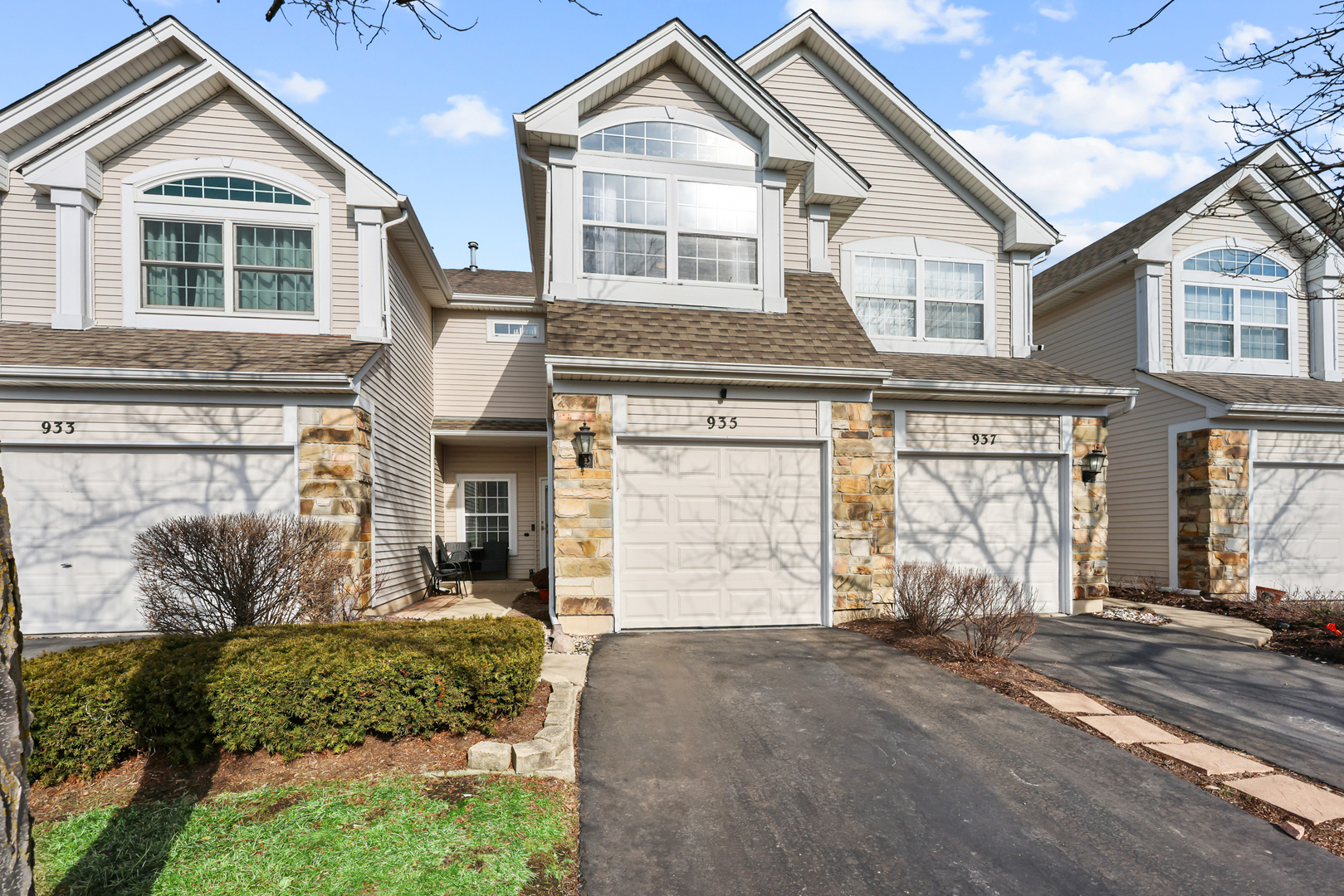 935 Viewpoint Drive, Lake In The Hills, IL 60156