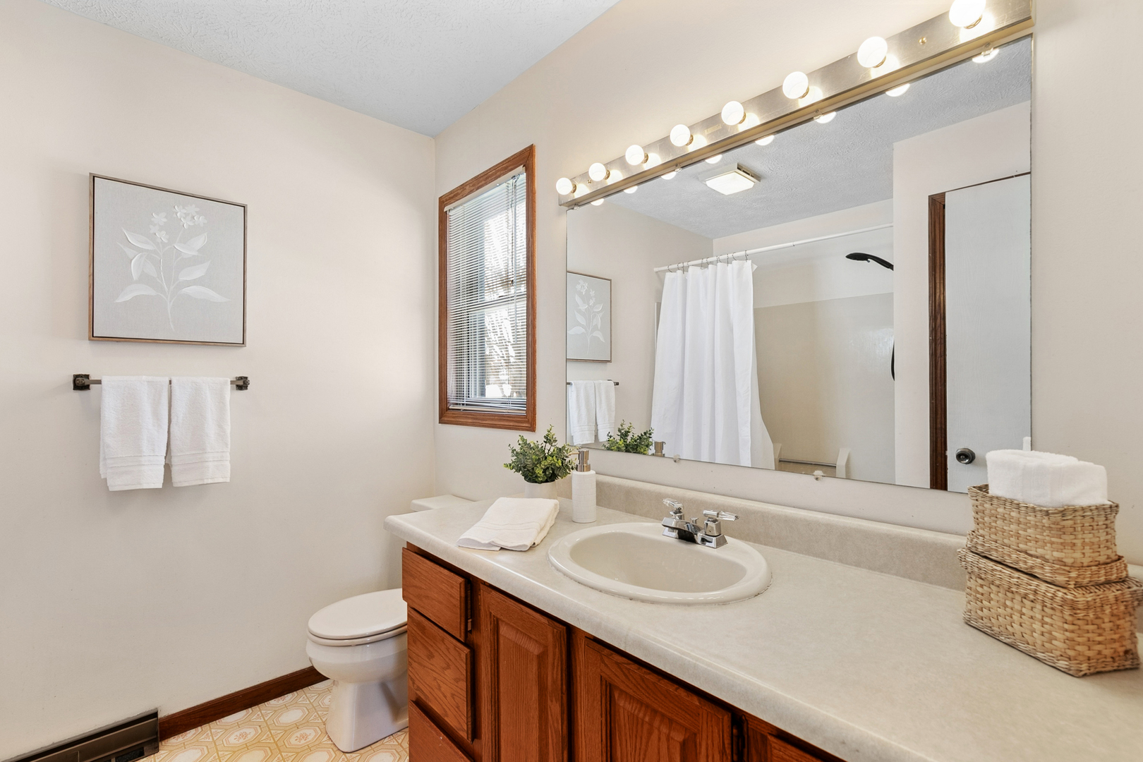 33430 N Hunt Club Road, Libertyville, IL 60048