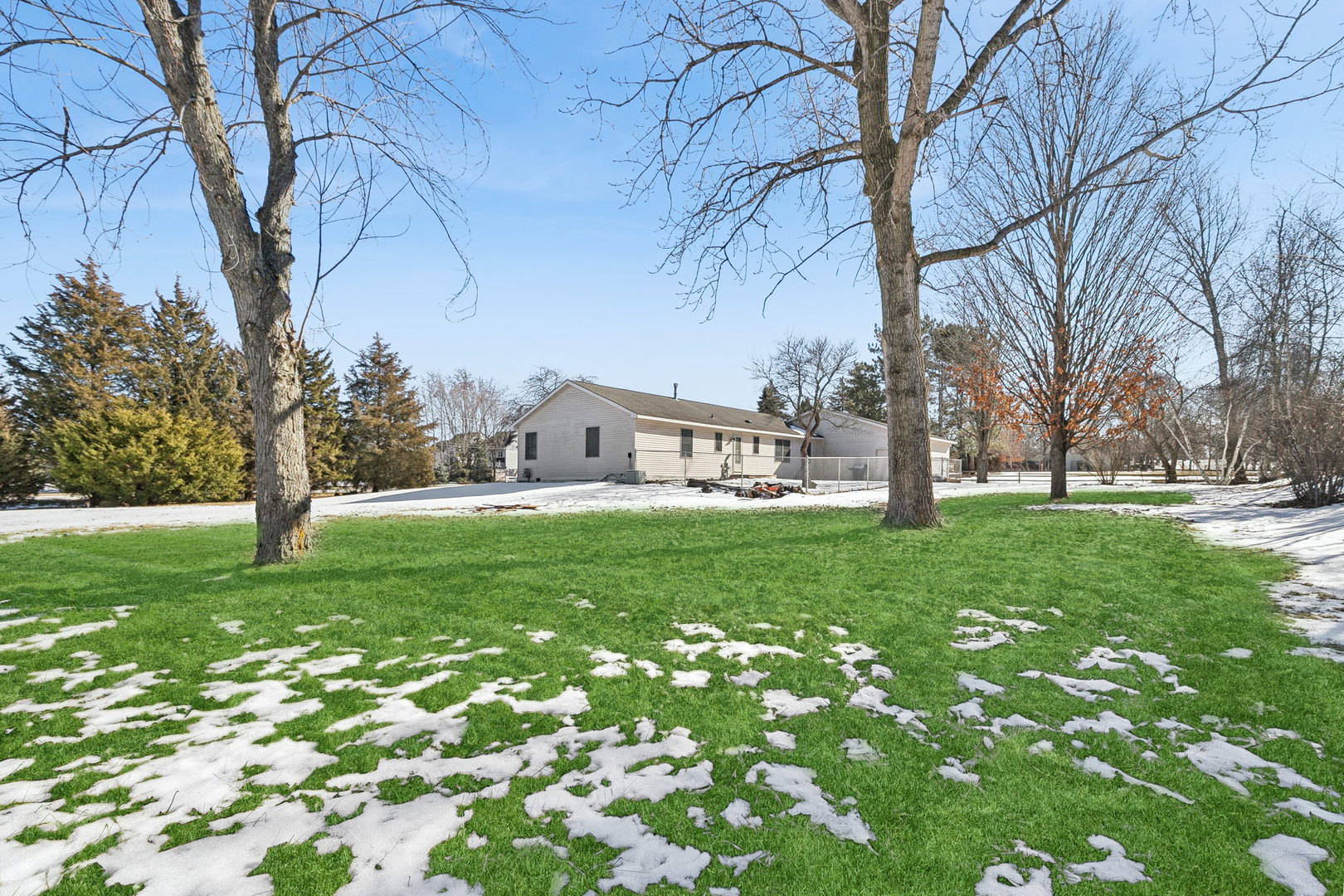 33430 N Hunt Club Road, Libertyville, IL 60048