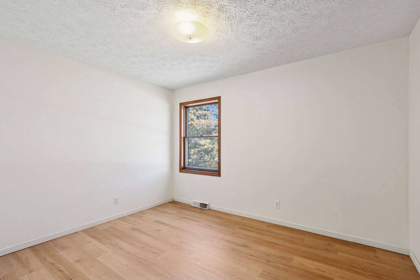 33430 N Hunt Club Road, Libertyville, IL 60048