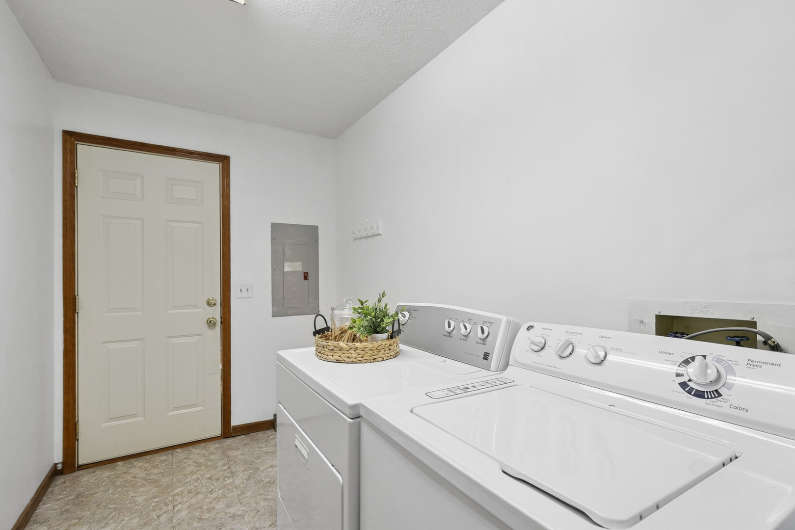 33430 N Hunt Club Road, Libertyville, IL 60048