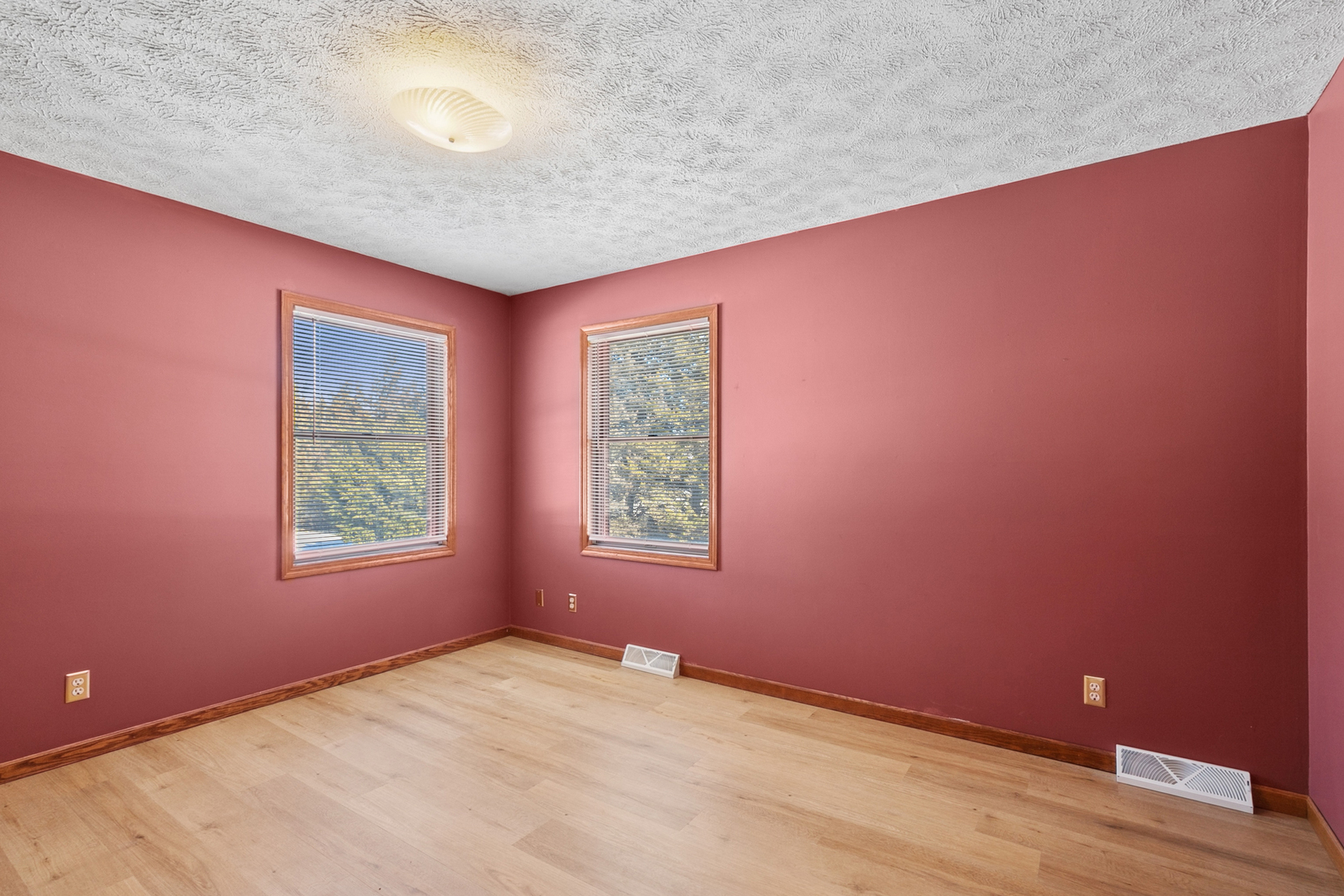 33430 N Hunt Club Road, Libertyville, IL 60048