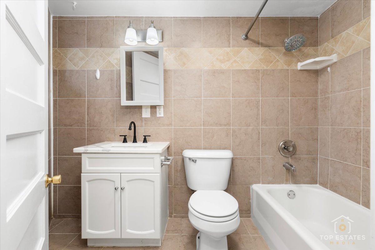 19 S 4th Avenue #A, St. Charles, IL 60174