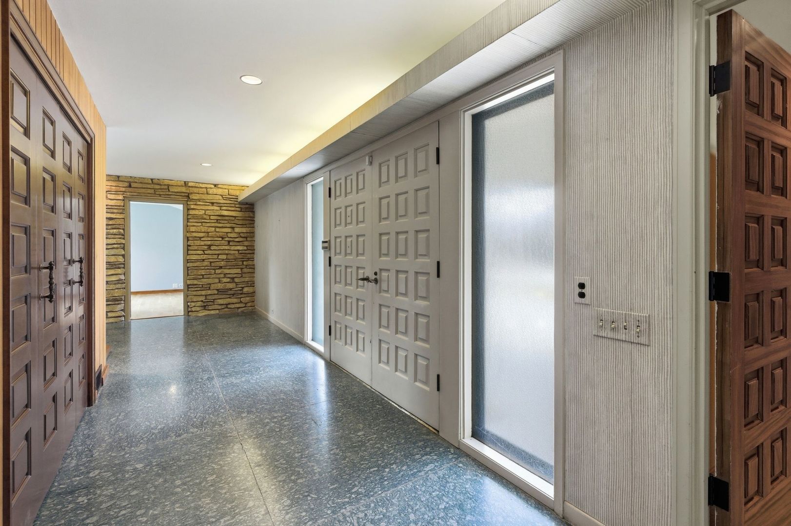 901 S Burton Place, Arlington Heights, IL 60005