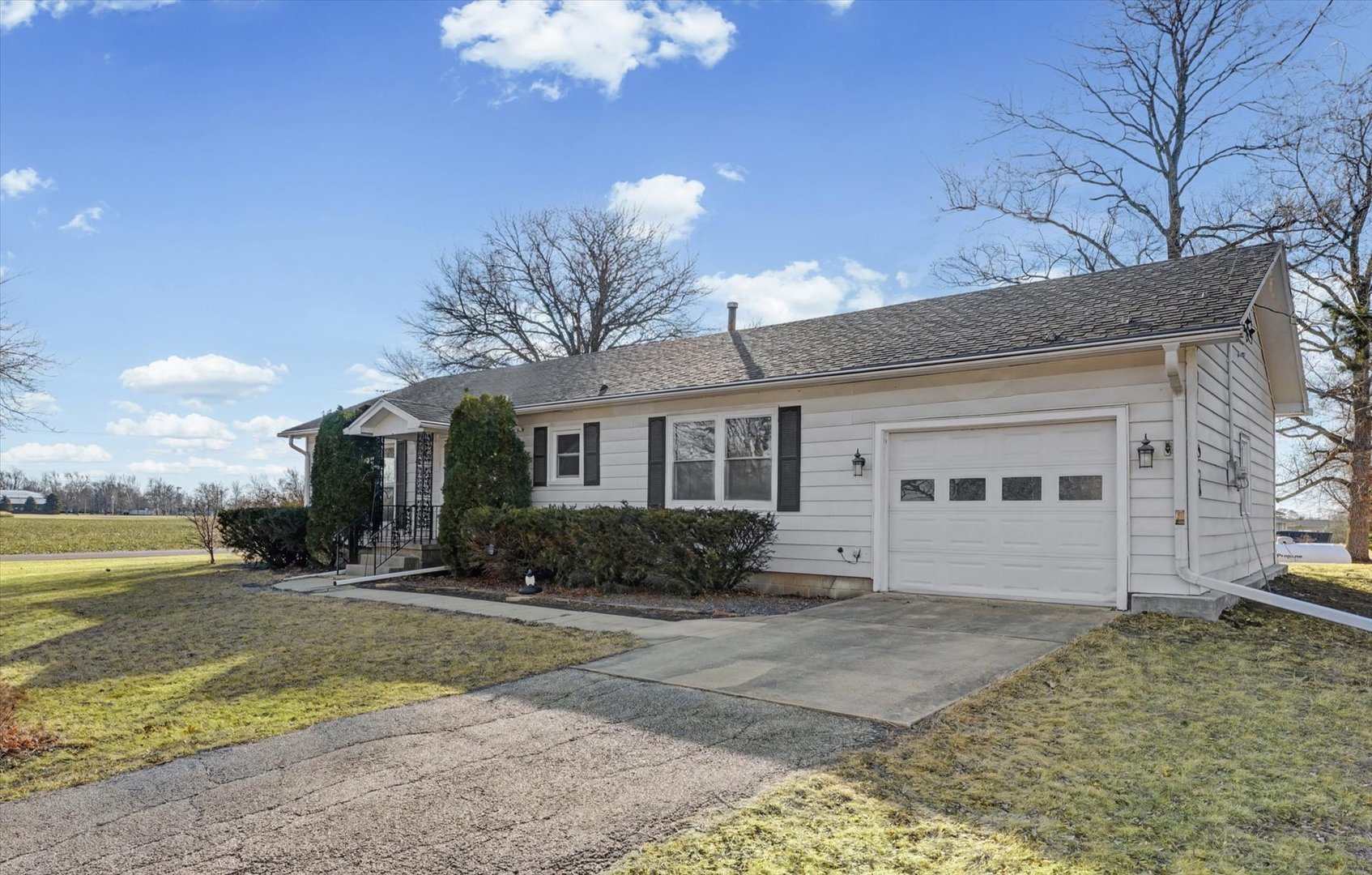 401 Oak Drive, Roberts, IL 60962