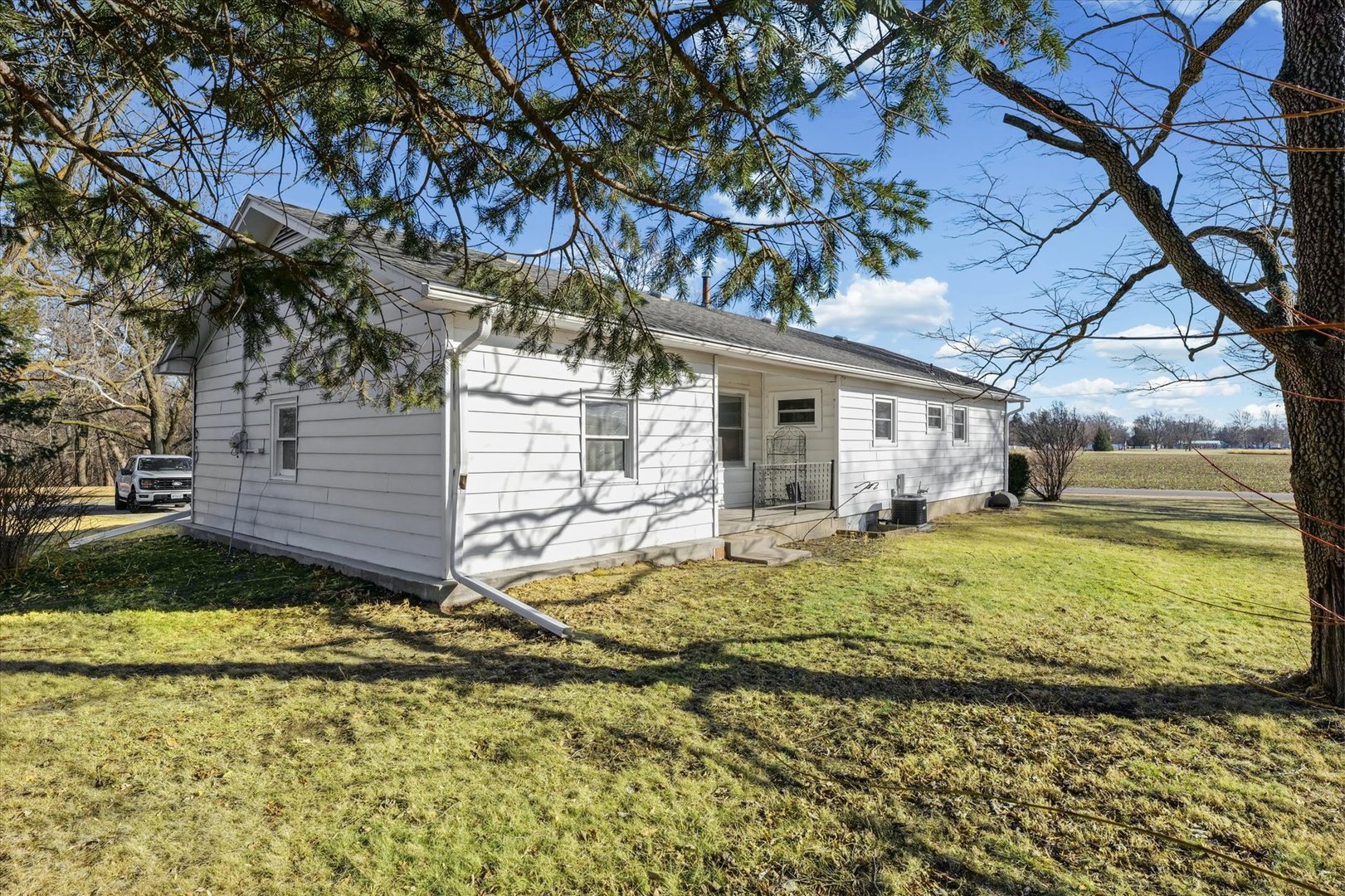 401 Oak Drive, Roberts, IL 60962