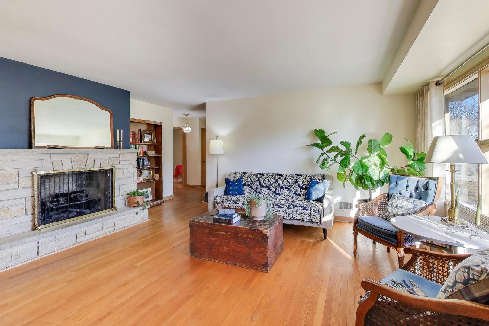 1048 E WALNUT Avenue, Des Plaines, IL 60016