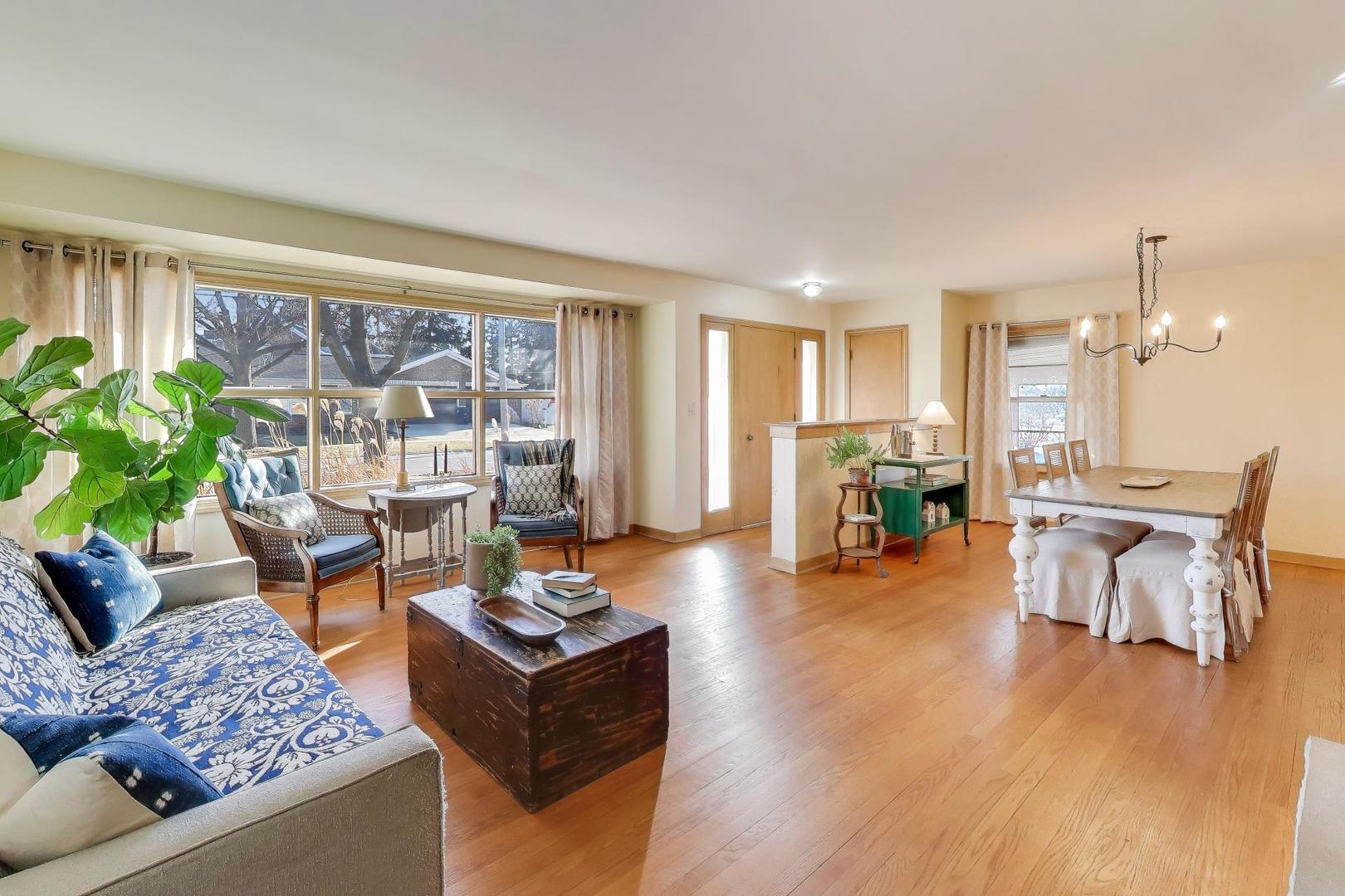 1048 E WALNUT Avenue, Des Plaines, IL 60016