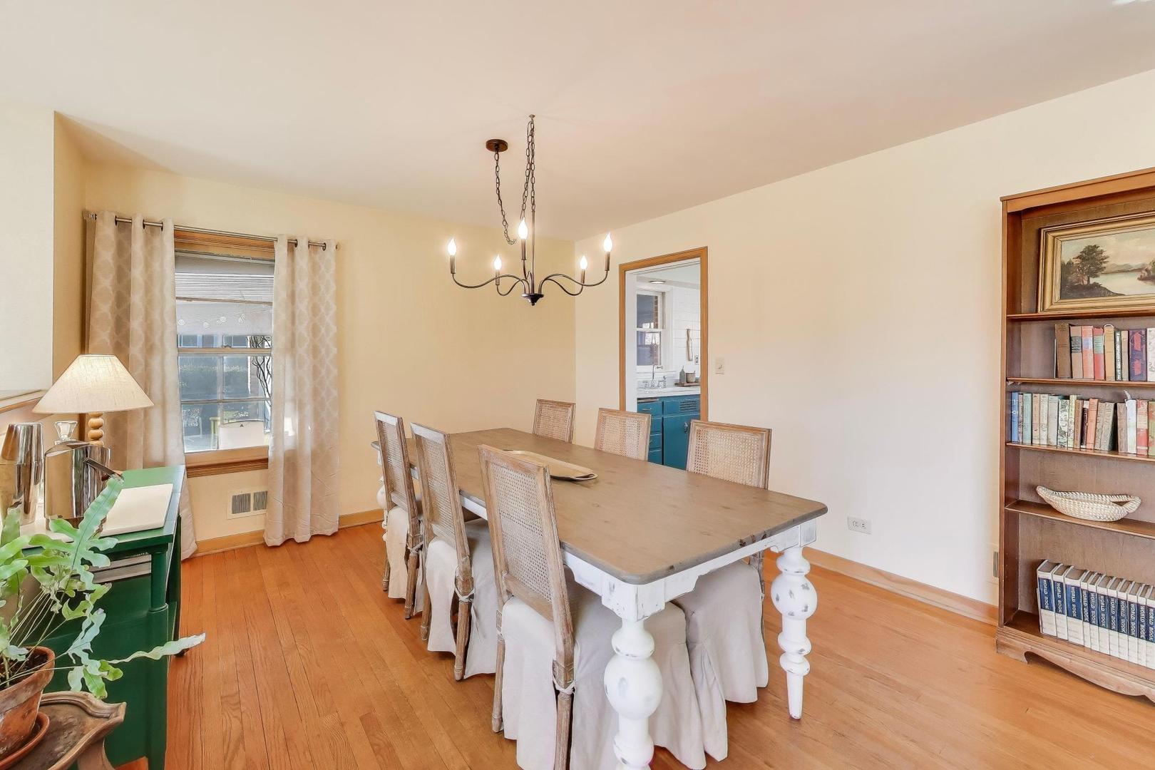 1048 E WALNUT Avenue, Des Plaines, IL 60016