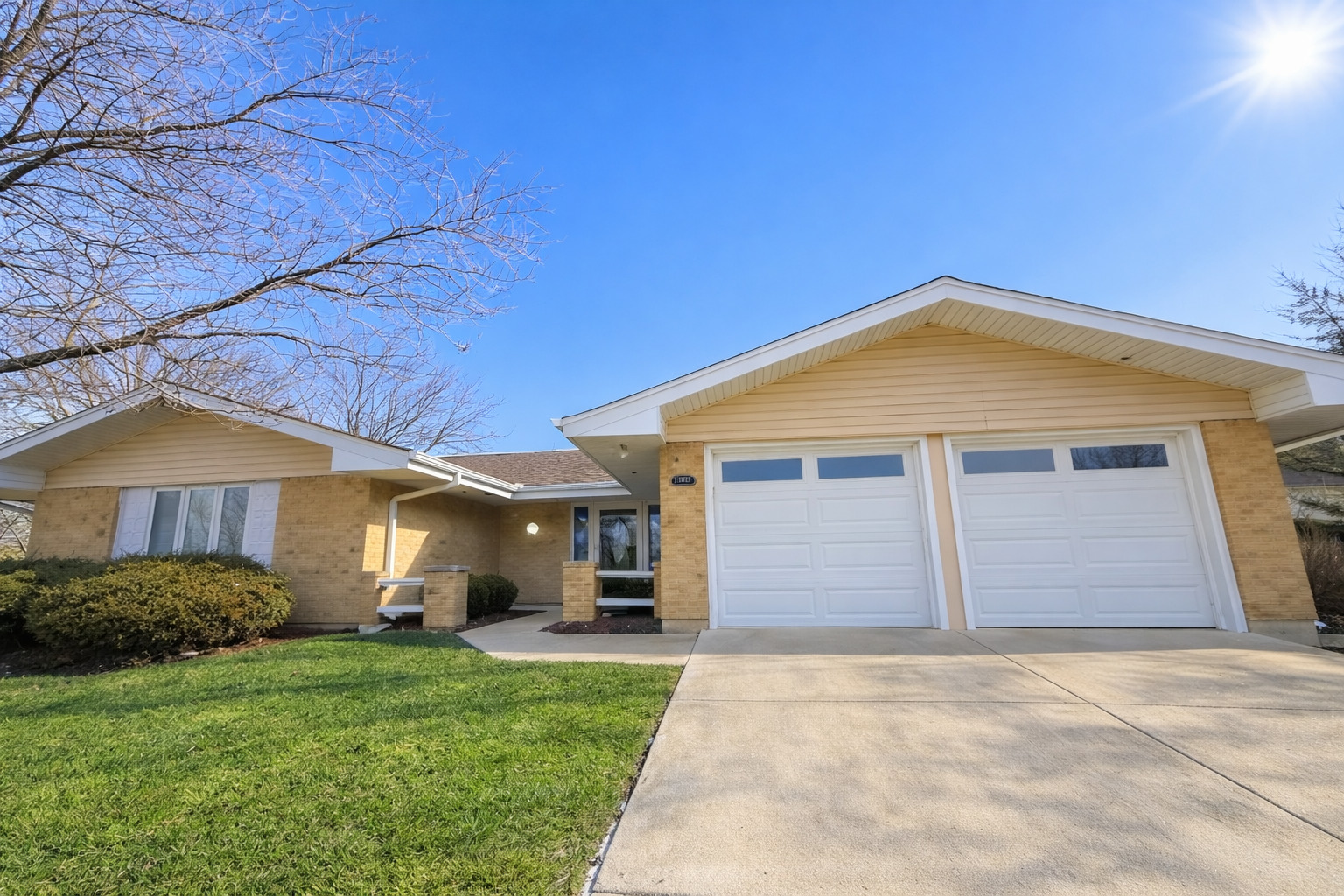 810 W Lakeside Plaza, Hoffman Estates, IL 60169