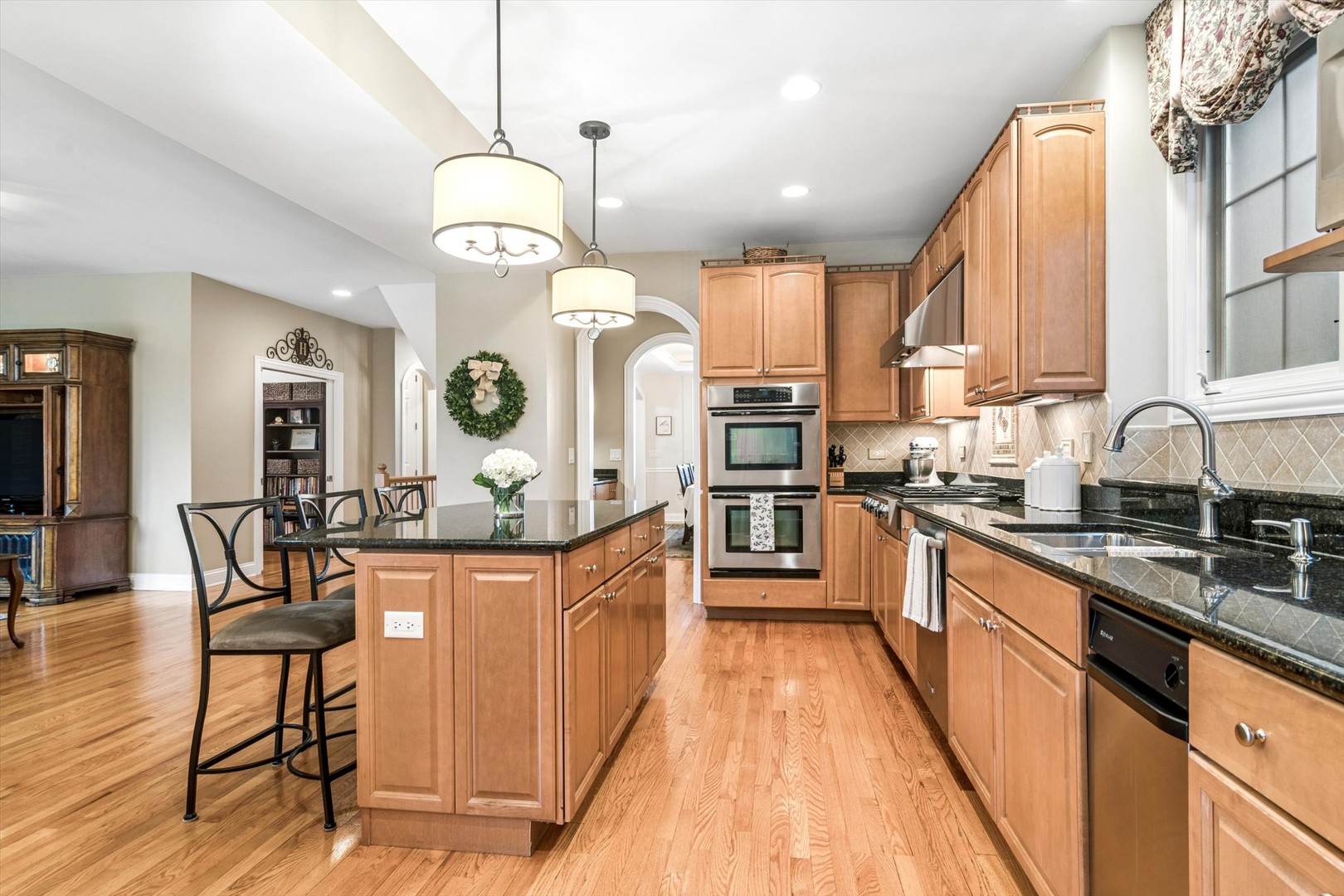 716 E Sunnyside Avenue, Libertyville, IL 60048