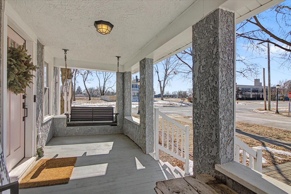 136 E Jackson Street, Oswego, IL 60543